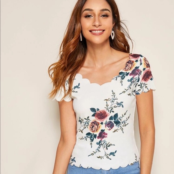 Boutique Tops - 🔲Floral print scallop edge fitted top 🔲